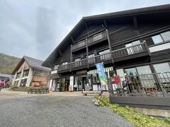 【栂池自然園入り口】
栂池自然園の入り口に建つ栂池ヒュッテ、栂池山荘、栂池自然園ビジターセンターなどの施設があります(標高1,900m)