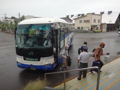 1時間ほどの代行バスの旅だった。
10分ほど遅れて余目駅に着いた。あらためて鉄道の定時性と快適性が分かった気がする。