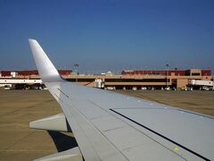 5分ほど遅れたようですが無事到着しました。小さな地方空港といった感じです。