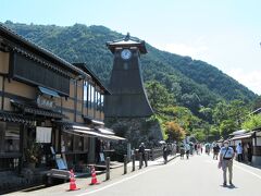 出石城下町のシンボル「辰鼓楼」。
背後は麓に「出石城跡」のある「有子山」。