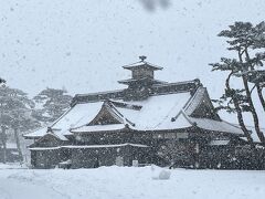 五稜郭の真ん中に最近復元された箱館奉行所。
雪の中に、静謐な姿が浮かび上がる。