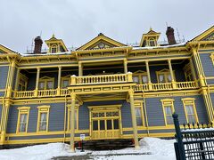 雪景色の中に現れたド派手な建物は、旧函館区公会堂。
滞在しているドーミーインの部屋からは正面に函館山が見えるが、その中でライトアップされていて、はっきり見えたのがこの建物。