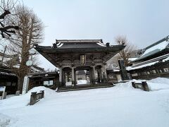 函館山の北麓にある高龍寺は幕末に開かれた曹洞宗の寺。
境内には高田屋嘉兵衛一族の墓もあるようだ。
この近くには、プロテスタントの墓地、カトリック4教会の共同墓地、ロシア人墓地、中華墓地などの外国人墓地が散在している。
車中から見るだけで写真は撮れなかった。