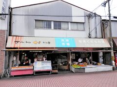 通りを挟んだ向い側にも「共栄市場」がまだ在りました、

が営業してるのは通りに面したとり唐さんわ惣菜店と松尾果物店だけで、その奥は真っ暗です？。

＊詳細はクチコミでお願いします