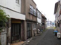 店を出た路地の向こうは袋小路だったのが空き地に成ってました？…、
何とも言えない間が抜けた景観に成ってしまい風情も何もあったもんじゃない…。

周辺は若松一の「旧連歌町遊里・遊郭」が在った花街で男の欲望で満たされたところなんです。

＊詳細はクチコミでお願いします