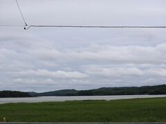 （達古武湖・Takkobu）車窓です。「タッコブ」とはアイヌ語で「タブコブ」ぽこんと盛り上がっている小山の意味だそうですが・・小山は何処に？

「細岡展望台から車で3キロ位。周囲5キロ、面積1キロ平方ｍほどの小さな沼。
釧路湿原三湖のうち一番南に位置し、湖畔にはカヌーが乗場が整備されている。

7月から8月にはホタルが鑑賞できる。
2013年に湖の北側に達古武オートキャンプ場から、釧路湿原を見渡せる夢ヶ丘展望台に続く遊歩道が整備された。

片道2.4キロ。途中水芭蕉の群生地を通る。釧路湿原の源である湧き水、時期によっては「ヤチボウズ」が観察できる。
「ヤチボウズ」は前編で説明してあります。（釧路／たびらい発信サイトより）