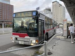 ロープウェイは前回乗ったので、今回は函館山登山バスで向かいます。
片道500円ですが、バス・市電共通１日乗車券が使えるのでこれだけで元が取れるという。