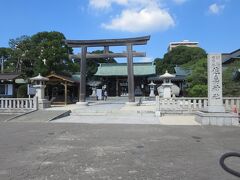 鍋島直正と鍋島直大を祀る佐嘉神社の鳥居と本殿です。同じ敷地内で8社お参りの『八社詣巡り』ができます。