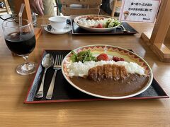 お昼はがっつりカツカレーにしました