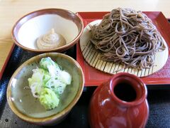 ランチに蕎麦が食べたくなって、こちらのお蕎麦屋さんへ。
田舎くるみそばを頂きました。