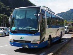 ジェイアールバス関東の観光バス仕様。
横川駅12時05分発。
20人に満たないくらいの乗客とともに出発。