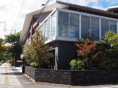 軽井沢駅から歩いて５分ほどの国道18号線旧道沿いにあるホテルグランヴェール旧軽井沢にお泊りです。
午前中から足に違和感があったんだけど、ここへ来てかなりの痛みで足を引きずるようにして歩いて来たから10分くらいかかちゃった。
