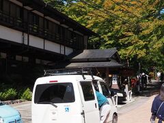 旧軽銀座は人が多いので裏道を通りますとあらかじめ案内されて
旧軽銀座の奥の方、つるや旅館の前で降ろしてもらいました。
時間にして６～7分だったけど迎車料金を含めて1500円弱。