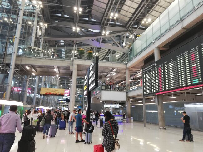 トランジットを利用してシンガポールを散策した後、<br />https://4travel.jp/travelogue/11782175<br />バンコクスワンナプーム国際空港に到着しました。<br />