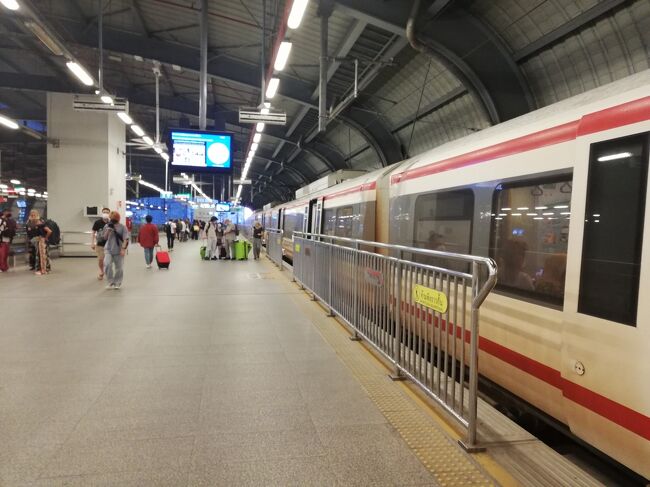 マッカサンでバンコク・メトロ（MRT）に乗り継ぎ、