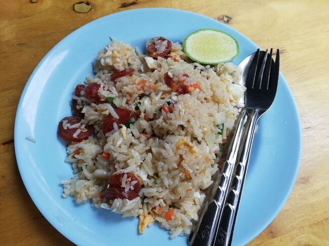 ソーセージ入りチャーハン、