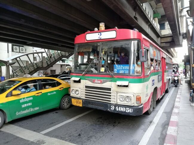 懐かしい赤バスもまだ元気に走っています。