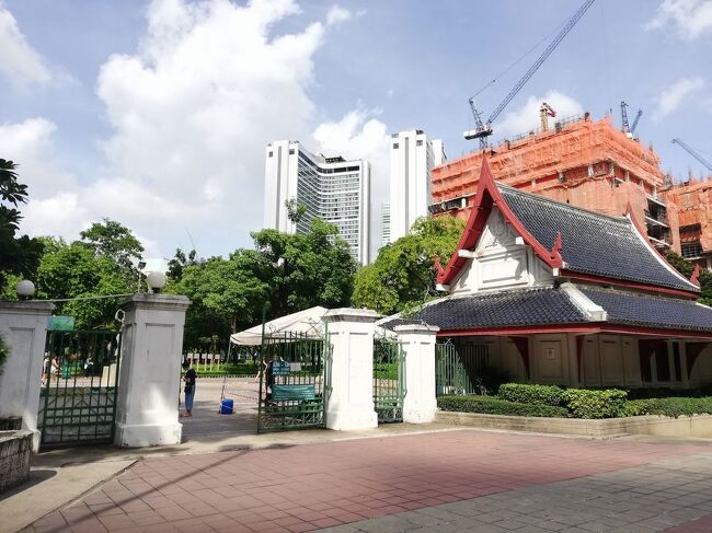 プロンポン駅近くのベーンチャシリ公園に立ち寄ってみます。