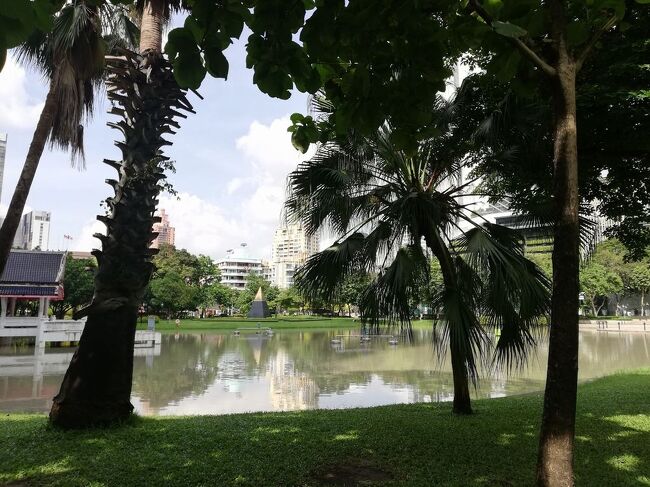 都会の真ん中にある池と彫刻にある都市公園で