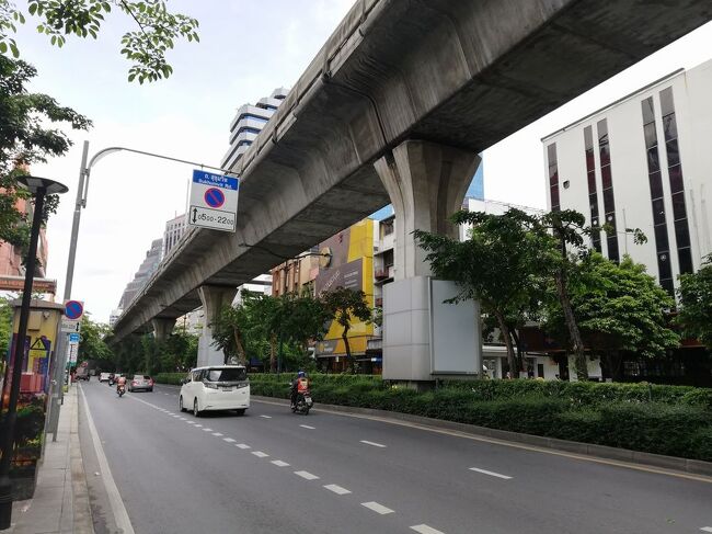 スカイトレイン（BTS）が走るスクンビット通りです。