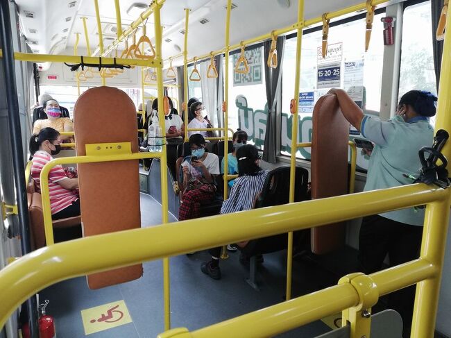 市バス48番（運賃20バーツ＝60円）で