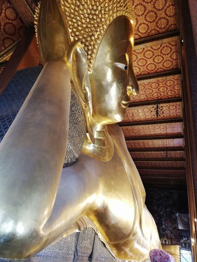 その名の元となる「黄金に輝く巨大な涅槃仏」は