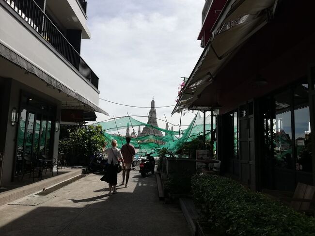 チャオプラヤ川の対岸に見えるワットアルンを訪れてみます。