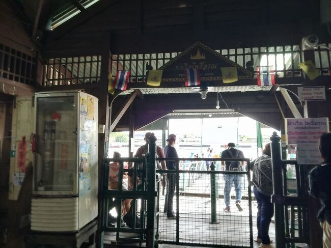 渡し船を利用します。