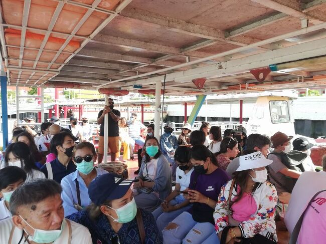 船に乗船します。ほとんどの現地民がマスクを着用していました。