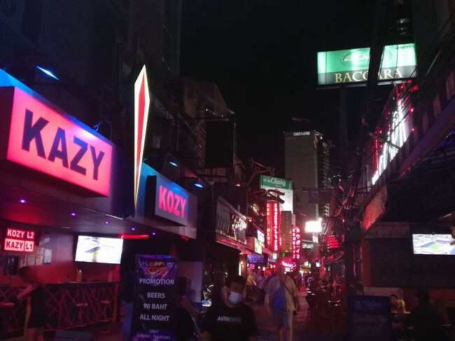 たぶん初めてやってきたソイ・カウボーイを一瞥し、ホテルでぶっ倒れるのでした。<br />さてこの後は、まもなく廃止されるフアランポーン駅の様子をご紹介します。