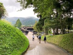 【箱根の関所跡】に向かう。時代劇でよく出てくるが、日本史を学んでいない私にはあまり興味のない場所なのだが、文系の大学入試用に学んだ息子や娘、歴史好きの夫や義母はテンションが高い。