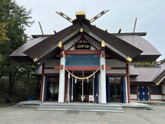 社殿にやってきました。
神様へご挨拶といたしましょう。

こぢんまりとした感じの社殿ですが、この社殿の向かって右側には神輿が格納されております。
あれ？中で何かやっているようですよ？