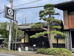 小布施駅に着いたのは9：50
朱雀の予約は10：00

駅から街中までは少し歩くので、実はギリギリ...。
でも、電車の本数が少ないので、この1本前だと新幹線の時間を考えるとちょっと厳しかったのです。

でも、どのみちその場の券売機で券を買ってから入るので早く着いても順番待ちで時間を取られます。
返ってちょうどいい時間なんじゃない？

予想通り、着いたらすぐに券を購入出来ました(^o^)
検温と消毒、マスク着用は忘れずに♪

後でチケットをよく見たら「10～15分前をめどに正門前へお越しください」って書いてあった...。
ごめんなさ～い(+_+)

