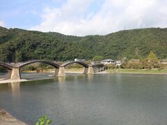 まずは山口県に入って最初の絶景ポイント錦帯橋です。この日は昼から天気が崩れる予報のため、晴れているうちに次のポイントに行きたいとの思いから写真を撮ったらすぐ出発です。