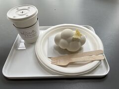 
三越で買い物して、マンダリンオリエンタルのカフェで先程のケーキを食べました。
オープンエアのソファー席に座れてまたラッキー。