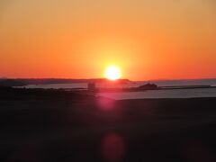 砂丘の向こうの日本海に沈む夕日