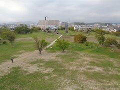 屋上から見た登呂遺跡．周りはビルに囲まれています．