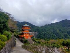 青岸渡寺の三重塔越しの那智の滝。綺麗です
