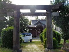 【三池本町祇園宮】

北に進みます。左手（西側）に神社が見えます。
三池本町祇園宮。陣屋町編の弥劔神社が旧三池藩領ので大蛇山（夏祭りで山車が出る）があるのに対し、こちらは旧柳河藩の大蛇山があります。
このあたりになると三池宿場町の北に近づきます。三池上町とも呼ばれているそうです。

＊フォートラの施設情報の「三池街道」が本町祇園宮のあたりなので、こちらの位置情報に登録しています。