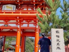 ☆近くまで来ると、屋根の上は見えないから、こんなにも神々しい門～