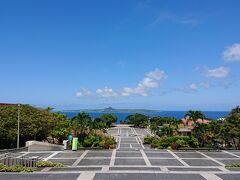 海洋博公園に到着です。
今日もいい天気で水納島が綺麗に見えます。