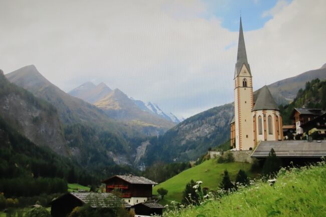 ハイリンゲンブルートの光景　<br />遠くに聳えるグロースグロッナーと、教会の尖塔、そして谷間の風景、美しいの一言です。<br />ここから眺めるグロースグロッナーは、距離的にも、全体像を眺めるにも一番いい所だそうです。<br />