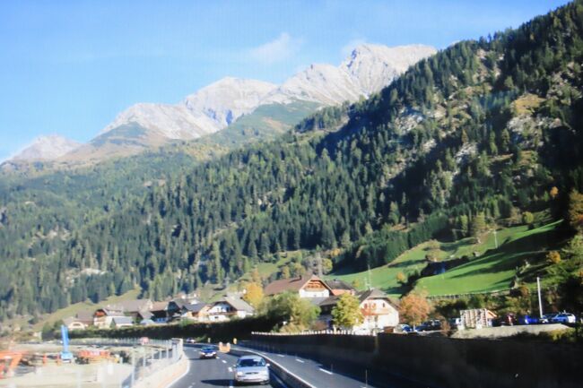 続いて、ケルンテン州の見どころホッホオスタヴッツ城へ向かいます。<br />バスの移動時間は長いものとなりましたが、車窓の風景にうっとりです。<br />