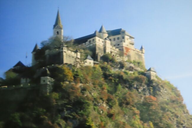 ホッホオスタヴッツ城にやって来ました。<br />ドイツのノイッシュヴァンシュタイン城がロマンティックで必見なら、こちらは質実剛健な城として必見だそうです。<br />オスマントルコの脅威が続いた16世紀後半に、この地を治めていた権力者が築いたそうです。<br />城内には鉄兜、鎧、武器等当時を偲ばせる多くのものが展示されていました。<br />