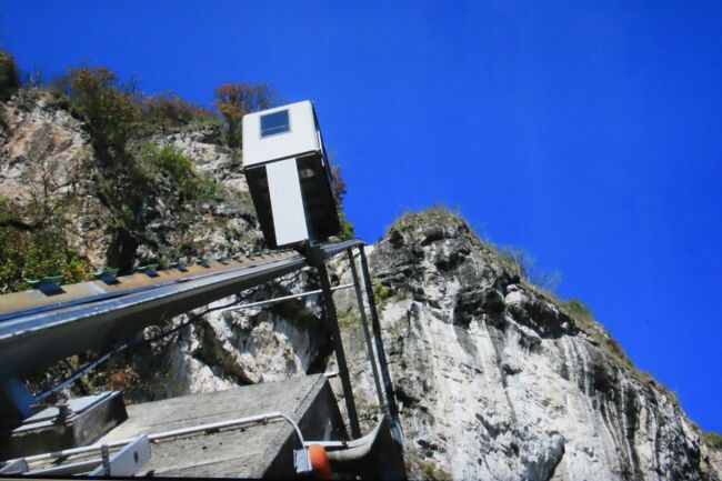 山上に登るには、歩くかこのエレベターを利用するかいずれかですが、最恐といわれるエレベーターは避ける人もいるそうです。<br />