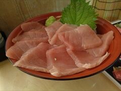 「まぐろ一筋みやもと」という，マグロの専門店．注文したのはマグロ丼1200円．鮪がたっぷり乗ってとても美味しかったです．中学生の時以来の静岡の海岸沿いの旅行．毎晩マグロも食べられて，とても満足できる旅行でした．おわり．