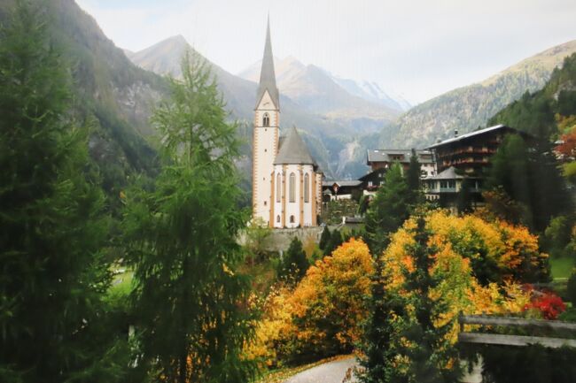 空が青いと、そのコントラストが大変美しいものと思われますが、雲に覆われた日が多いそうです。