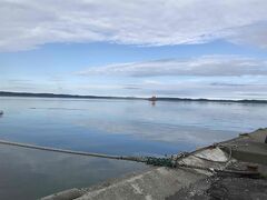 「厚岸湖」湖面が鏡状態で綺麗でした。
向こうに小さく見えるのが「牡蠣島・弁天島」