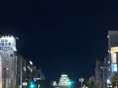 駅前にはライトアップした姫路城がうっすら見えます。