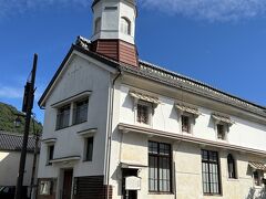 上下町のシンボル的なこの建物は「上下キリスト教会」
明治時代、この土地の財閥・角倉家の蔵として建てられました。
戦後上下キリスト教会として利用されるようになり、今でも日曜日にはミサが行われているそうです。
この建物はまるで教会のようですが、元々は蔵。
屋根の上に十字架のような物がありますが、実はこれ避雷針だそうです。
正式な十字架は三角屋根の下の壁にあります。
窓は教会として使われるようになった時に、壁をくりぬいて作ったらしい。
蔵なので壁がかなり頑丈で、工具の無い時代で壁に穴を開けるのは全て手作業だったので大変な労力だったらしい、観光協会の方が教えて下さいました。